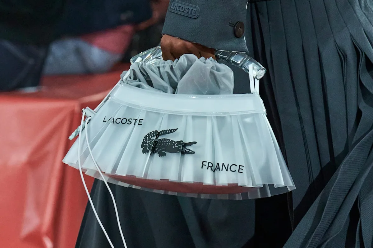 Lacoste torebka z pokazu AW2026 z dużym logo z krokodylem.