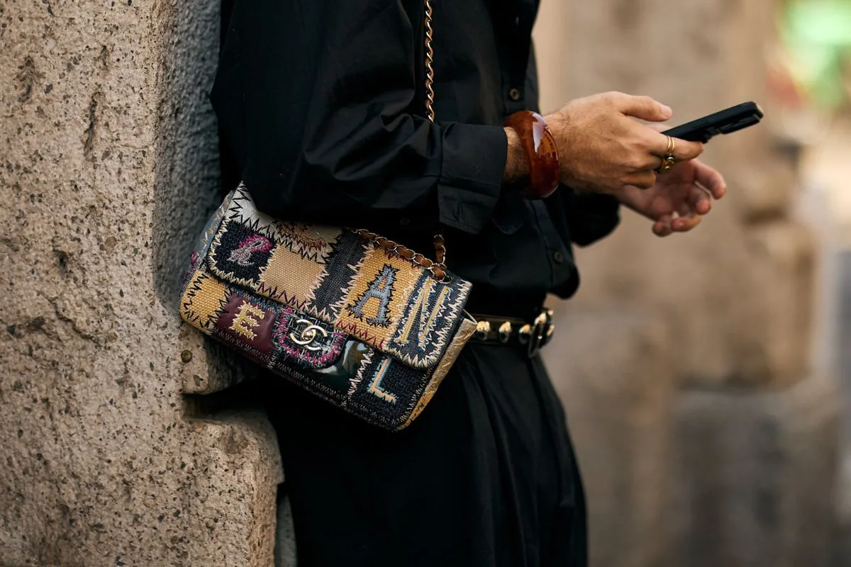 Kolorowa torebka Chanel z patchworkiem i logo CC na łańcuszku. Raport Fashionphile 2026 wskazuje markę jako lidera wyszukiwań torebek z drugiej ręki.