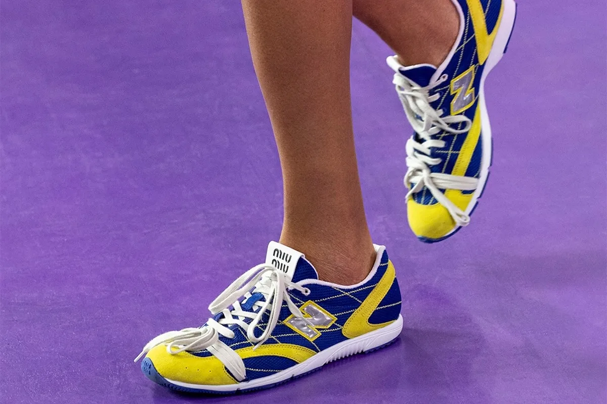 Miu Miu New Balance RC150 na wybiegu Miu Miu podczas Paris Fashion Week