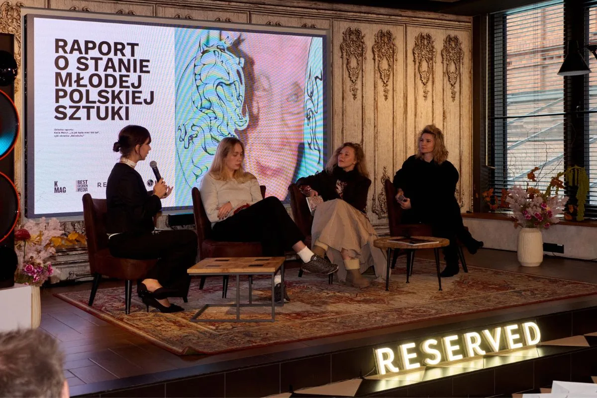 Panel dyskusyjny podczas prezentacji „Raportu o stanie młodej polskiej sztuki”, z czterema kobietami na scenie, ekranem z okładką raportu i logo Reserved.