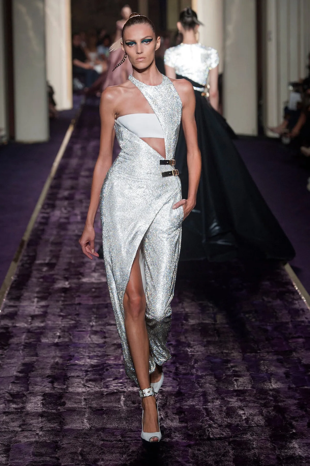 Anja Rubik na wybiegu Versace