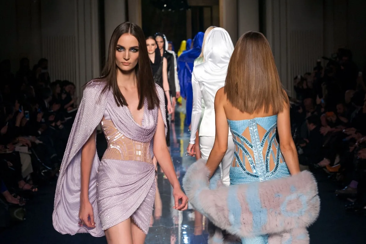 Versace Haute couture powraca po dekadzie. Na zdęciu wybieg Versace z Zuzanną Bijoch na pierwszym planie.